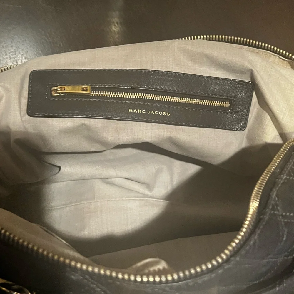 Marc Jacobs quilted black leather handbag in great condition. Gold hardware. - Picture 4 of 14